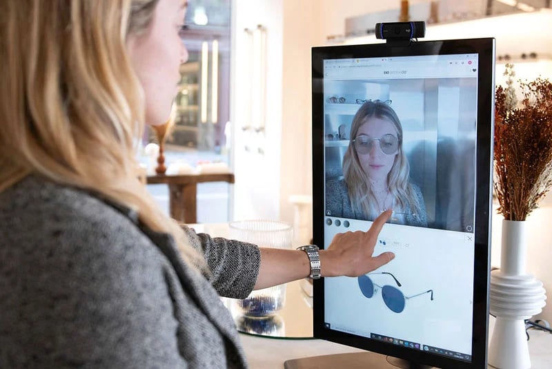 Tablette interactive pour essayer des lunettes et des verres optiques
