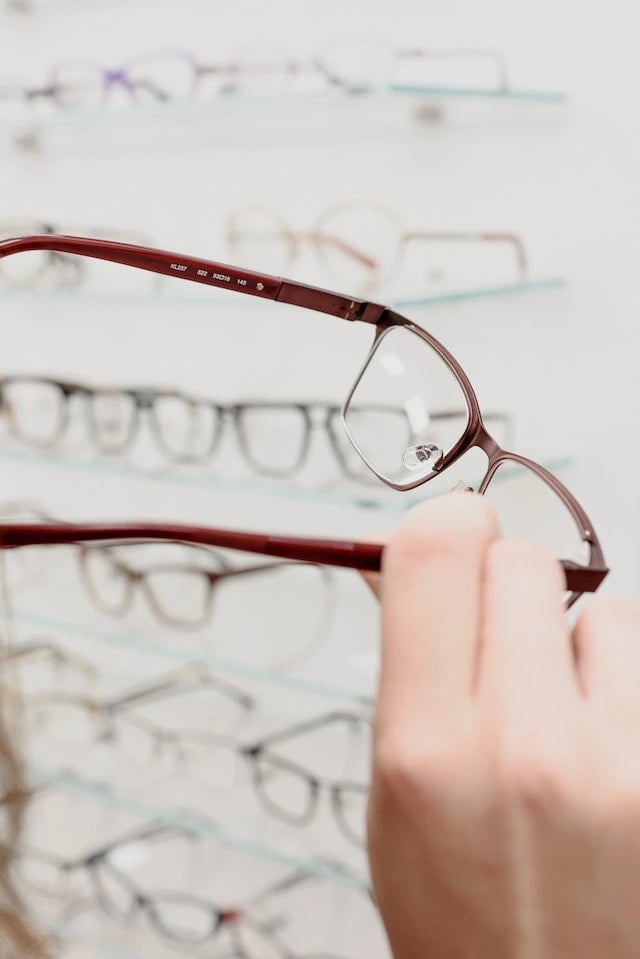 choosing-new-glasses-optical-store