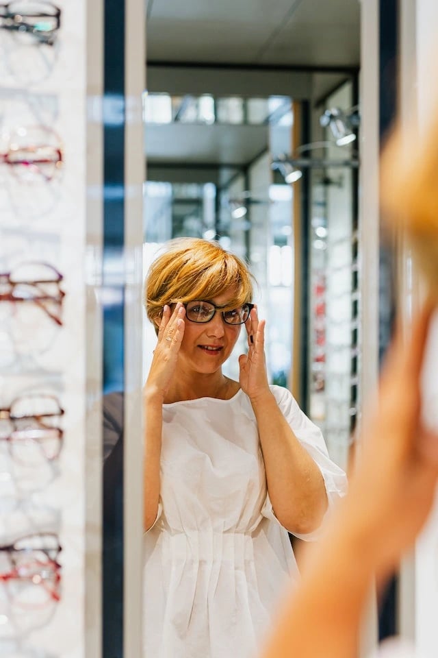 customer-experience-buying-glasses-in-store