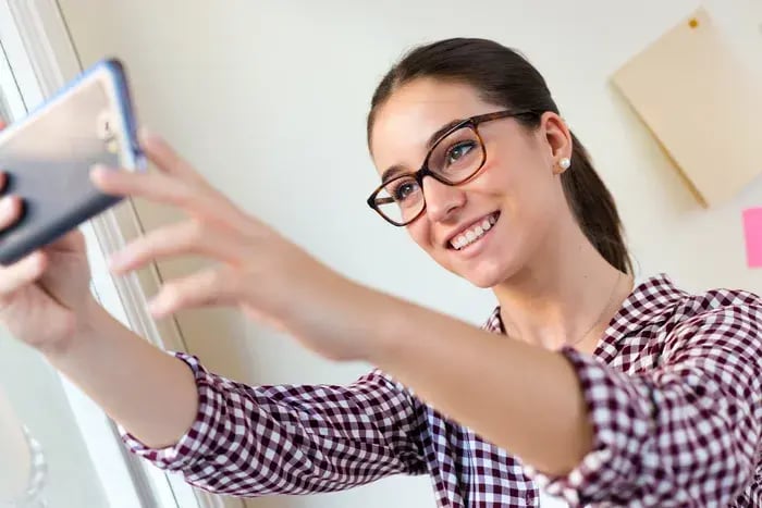 beautiful-young-woman-using-her-mobile-phone-office (1)