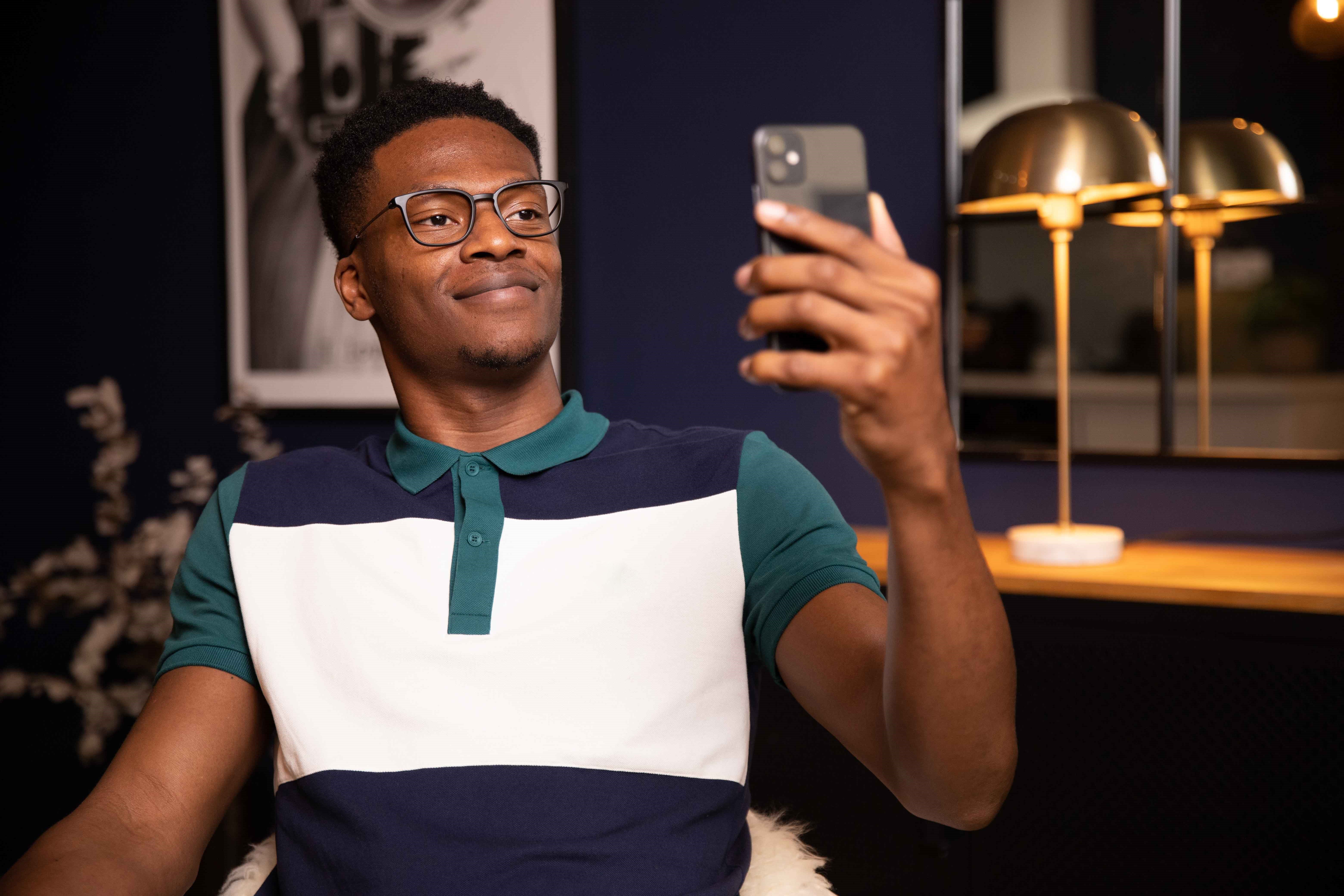 Homem de remoção de moldura com telefone