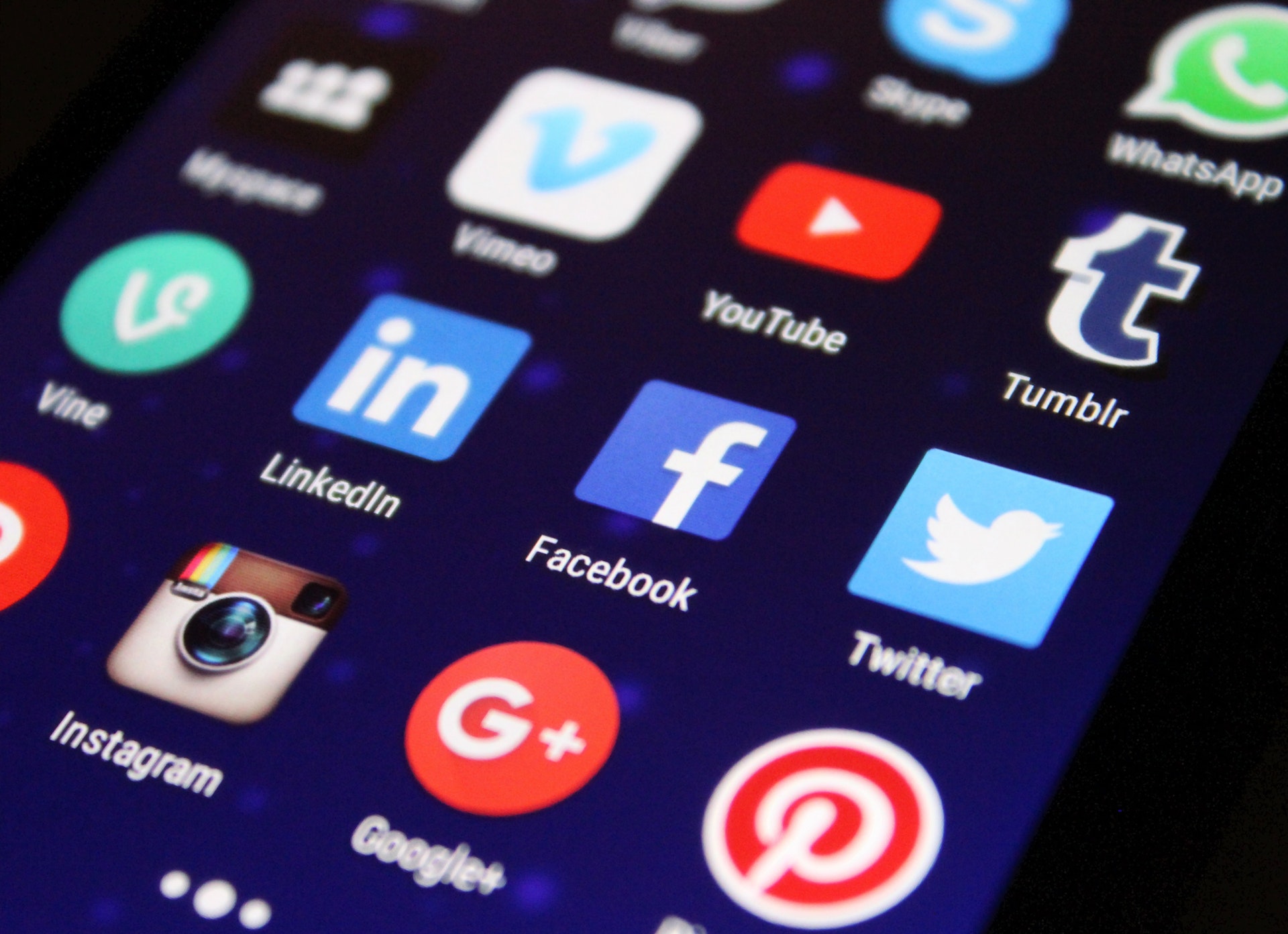 Optimize your social media strategy to promote your glasses