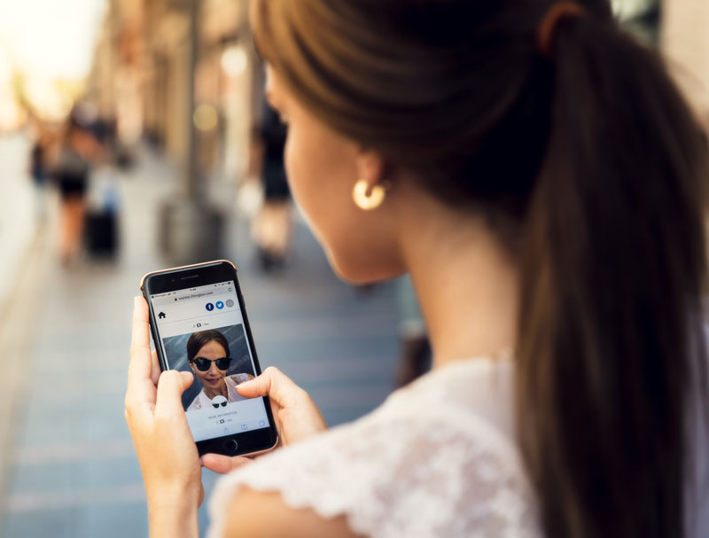 Virtual try on of glasses on mobile with FittingBox solution